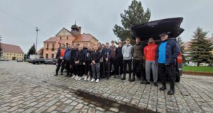 Kadra narodowa badmintona pomaga powodzianom